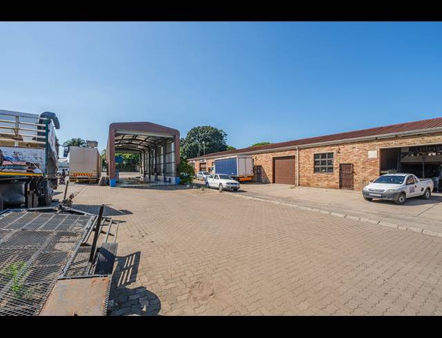 2,200M² BUSINESS CENTRE FOR SALE IN TONGAAT INDUSTRIAL